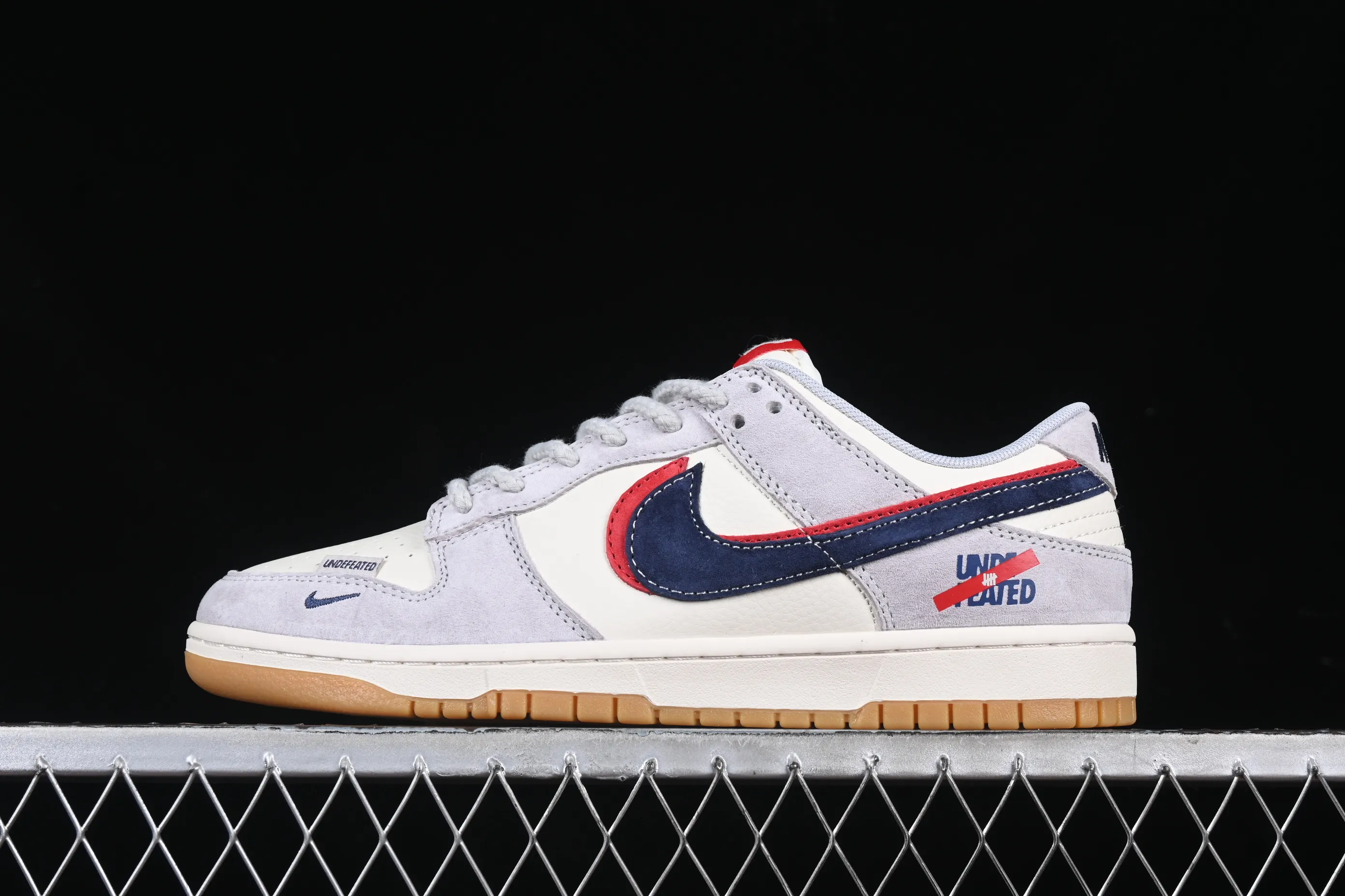 All categories Nk SB Dunk Series Nk SB Dunk Low High-end customized low-top sneakers Nk SB Dunk Low UN joint pig raw rubber black hook Anniversary high-end customized low-top casual sneakers DM6868-032
